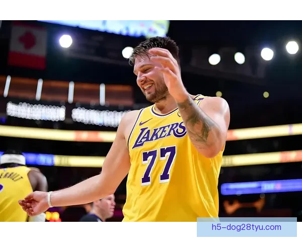 湖人狂胜奇才东契奇半场三双